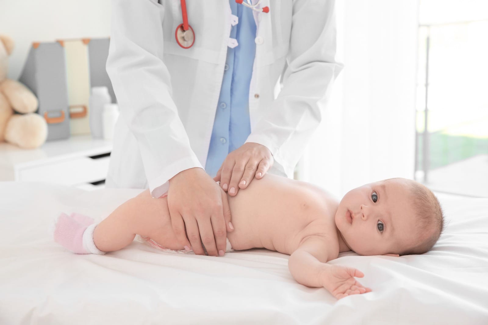 doctor revisando a bebé