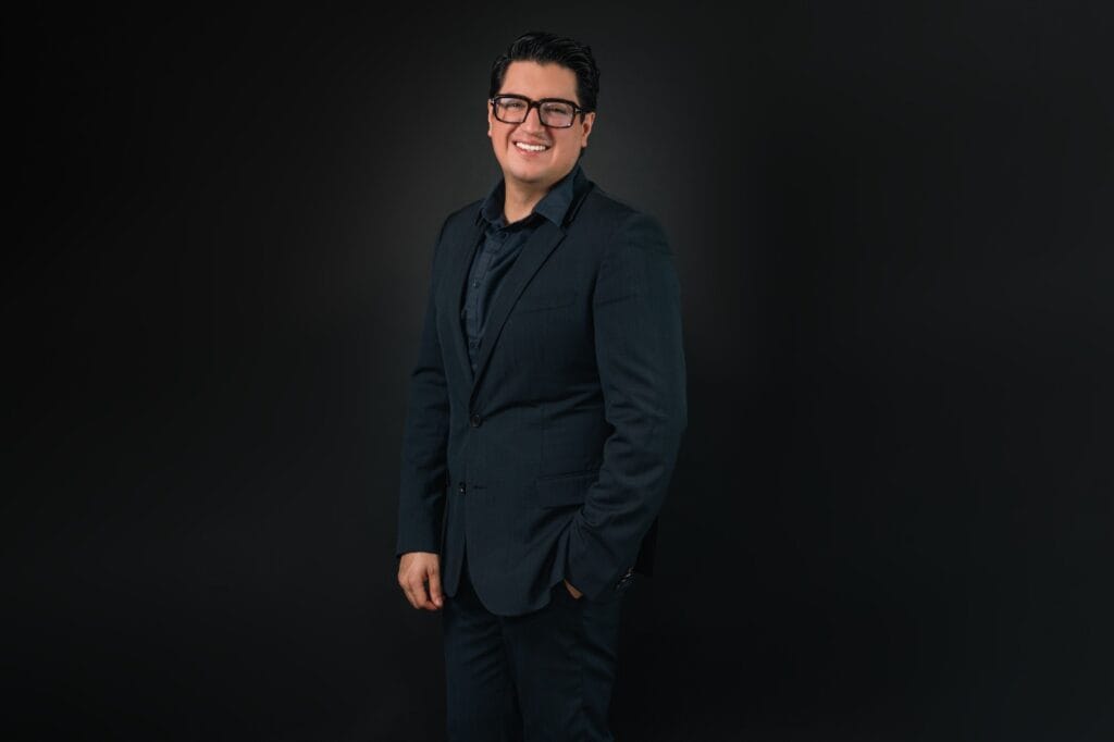 Dr. Ernesto Dávila Urólogo en guadalajara con fondo negro