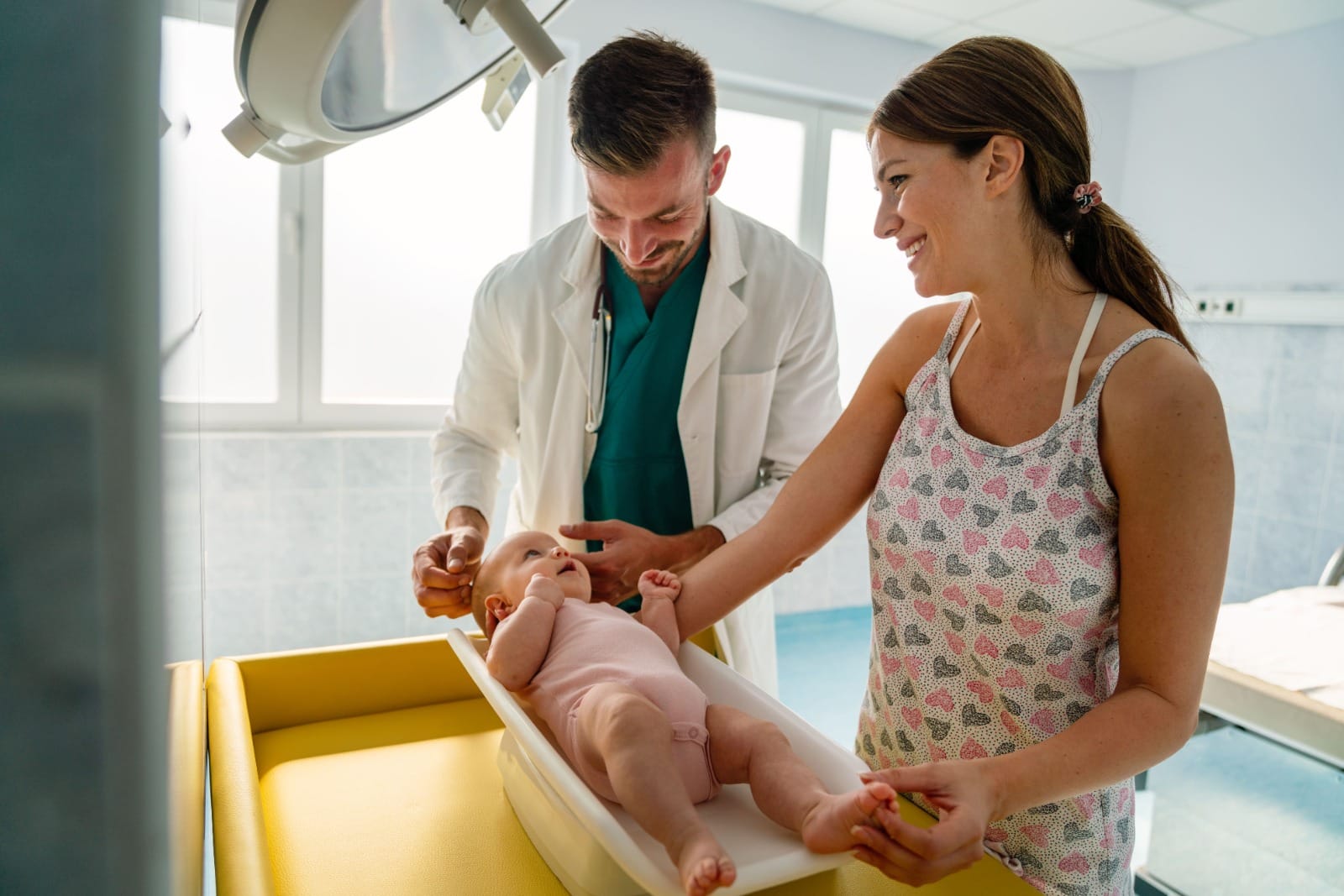 Doctor con mamá y paciente pediátrico